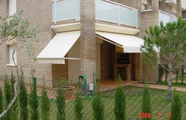 Toldo a rayas en jardín de Creixell