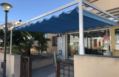 Terraza con toldo beige en La Riera de Gaià