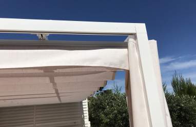 Toldos extensibles blancos en Creixell