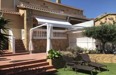 Toldo extensible gris en casa de Tamarit